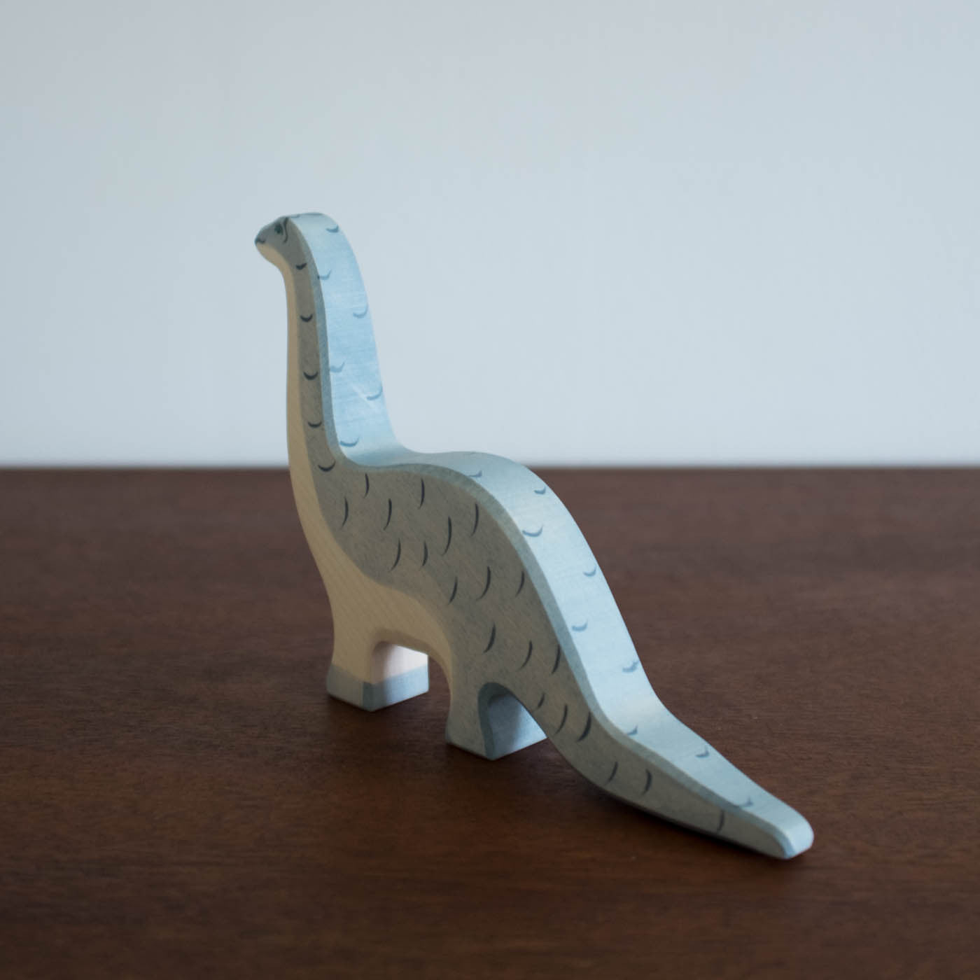 Holztiger Brontosaurus Dinosaur Angle